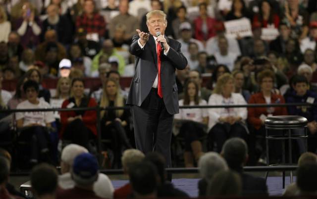 151211-trump-rally-iowa-1025p_6df9dcae6a92836b590efe27a9f36b94.nbcnews-ux-2880-1000