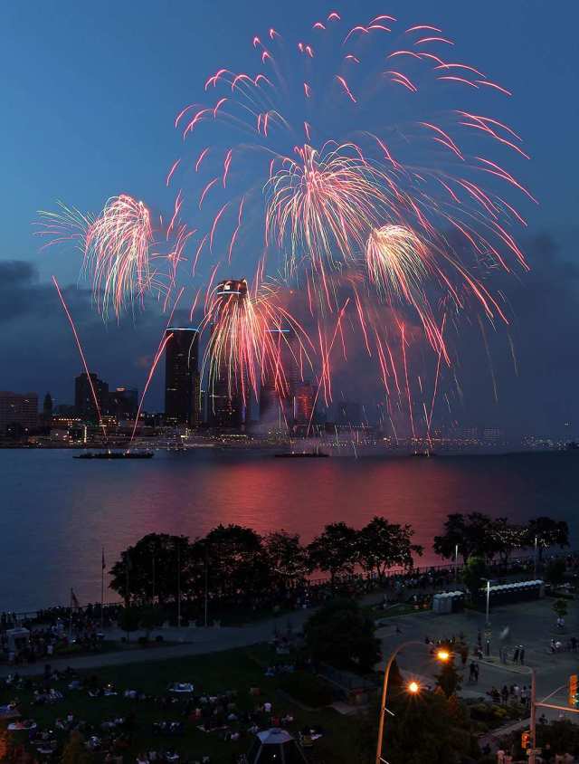 fireworksDetroitWindsor